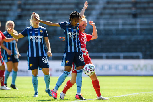 Djurgårdens Linda Motlhalo och Örebros Heidi Kollanen