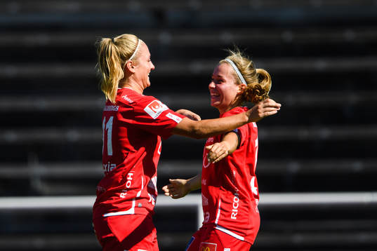 Örebros Heidi Kollanen och Karin Lundin jublar