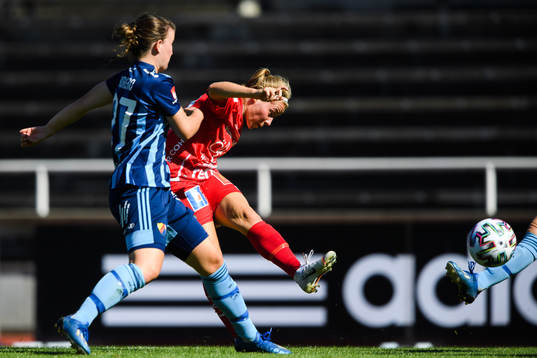 Örebros Heidi Kollanen gör 0-1
