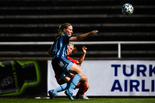 Djurgårdens Camilla Huseby  och Örebros Heidi Kollanen