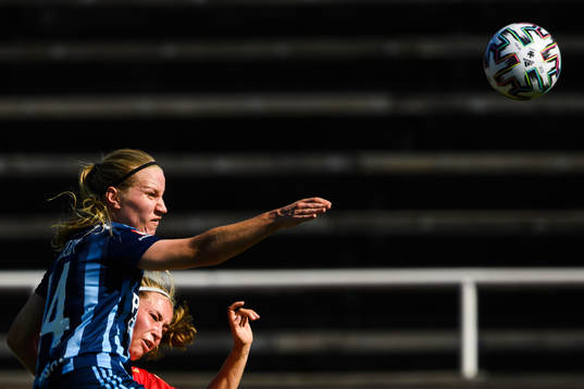 Djurgårdens Camilla Huseby  och Örebros Heidi Kollanen