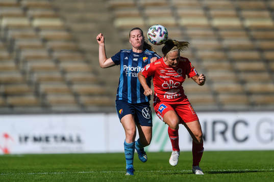 Djurgårdens Linda Motlhalo och Örebros Cali Farquharson