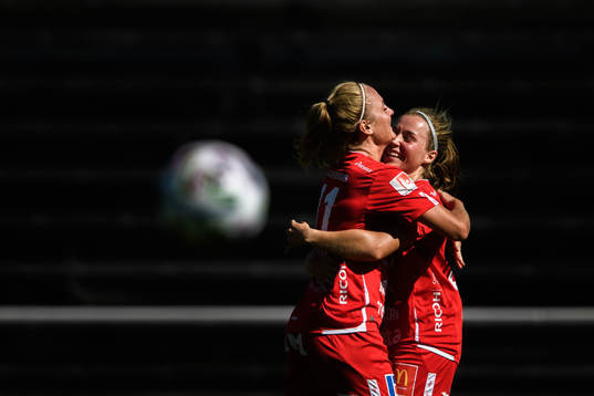 Örebros Heidi Kollanen och Karin Lundin jublar