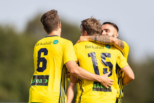 Ängelholms Johan Oremo jublar