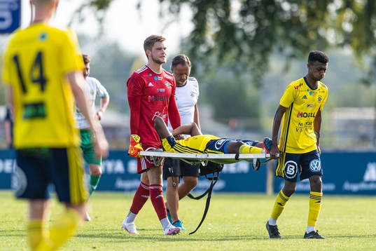 Ängelholms Zacharia N'Dao bärs ut på bår av målvakt