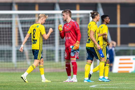 Ängelholms Axel Olsson och målvakt Robin Streifert