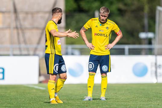 Ängelholms Filip Pivkovski i samtal med Robin Nilsson