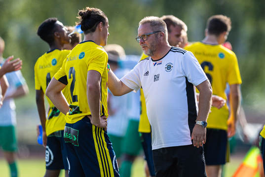 Ängelholms Philip Ljung i samtal med tränare Roar Hansen