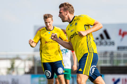 Ängelholms Johan Oremo jublar