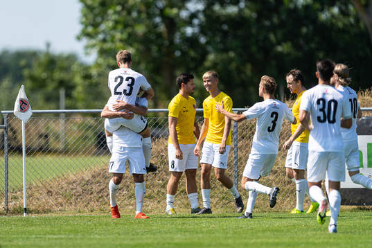 Hittarps spelare jublar