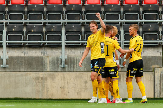 Elfsborgs Simon Olsson jublar med Jesper Karlsson och