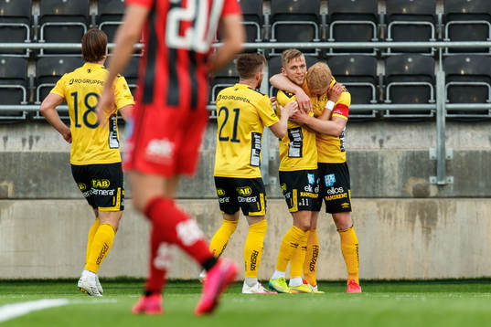 Elfsborgs Jesper Karlsson jublar med lagkamrater