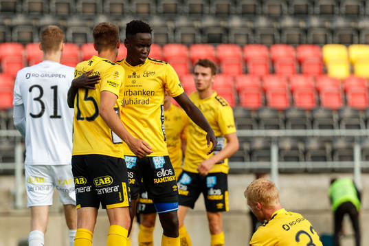 Elfsborgs Leo Väisänen och Joseph Okumu jublar