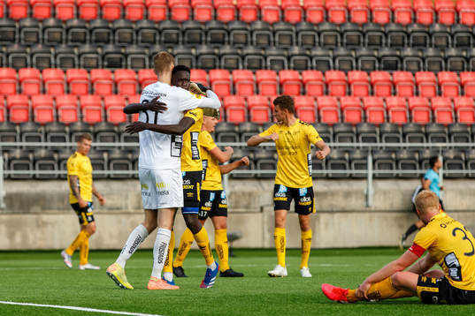 Elfsborgs målvakt Tim Rönning och Joseph Okumu jublar