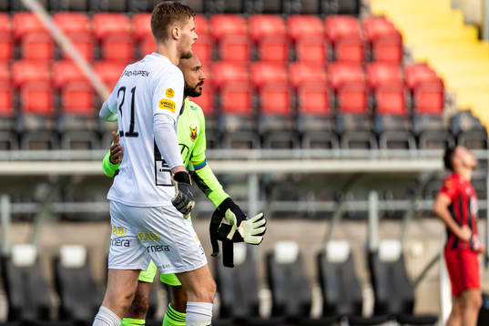 Elfsborgs målvakt Mathias Dyngeland klappar om Östersunds