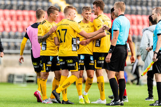 Elfsborgs Jesper Karlsson och Elfsborgs Per Frick tackar