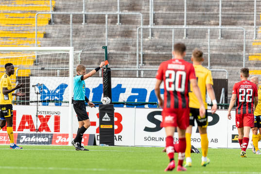 Domare Glenn Nyberg håller upp ett rött kort mot