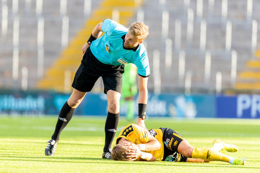Domare Glenn Nyberg tittar till Elfsborgs Jesper Karlsson