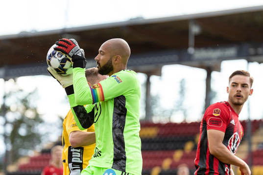 Östersunds målvakt Aly Keita med en räddning