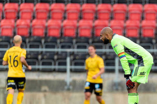 Östersunds målvakt Aly Keita deppar