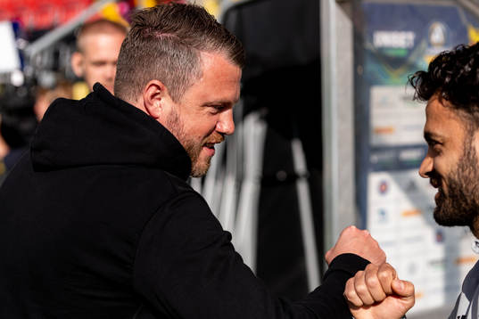 Elfsborgs manager Jimmy Thelin hälsar på Östersunds