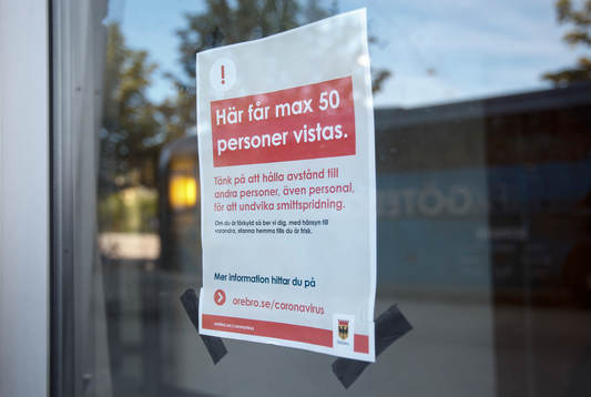 En skylt med texten max 50 personer