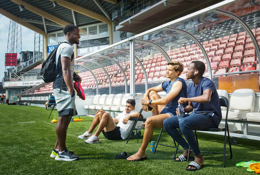 Örebros Kevin Wright pratar med några IFK Göteborg