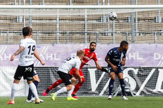 Örebros Nahir Besara och IFK Göteborgs målvakt Ioannis