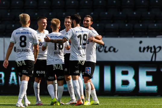 Örebros Agon Mehmeti jublar med lagkamrater