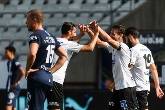 Örebros Agon Mehmeti jublar med lagkamrater