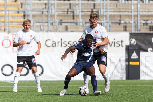 IFK Göteborgs Christian Kouakou och Örebros Michael