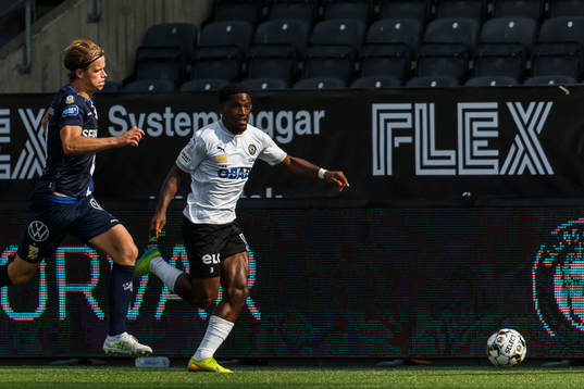 Örebros Kevin Wright och IFK Göteborgs August Erlingmark