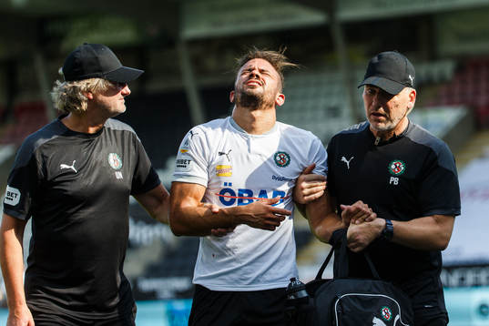 Örebros Fabio De Sousa Silva lämnar planen