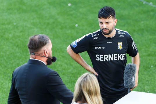 IFK Göteborgs tränare Poya Asbaghi blir intervjuad av