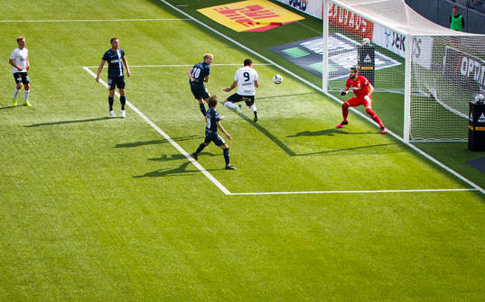 Örebros Agon Mehmeti gör 1-0 på nick på IFK Göteborgs
