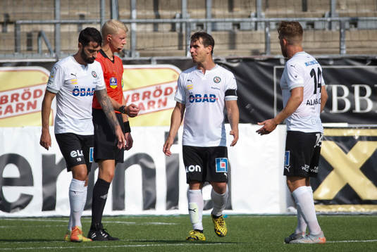 Domaren Adam Ladebäck och Örebros Nordin Gerzic