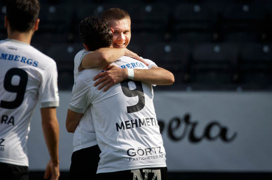 Örebros Jake Larsson jublar med Agon Mehmeti vid 1-0 målet