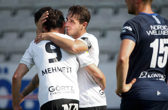 Örebros Nordin Gerzic jublar med Agon Mehmeti vid 1-0