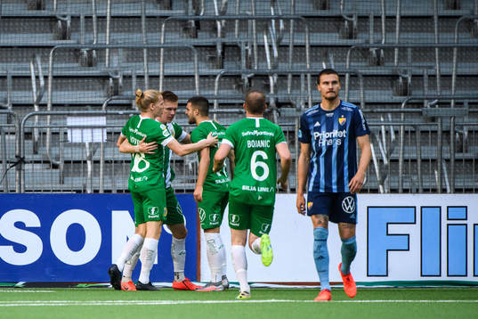 Hammarbys Aron Johansson jublar med lagkamrater