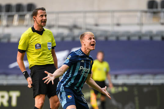 Djurgårdens Elliot Käck reagerar framför domare Andreas