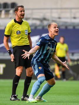 Djurgårdens Elliot Käck reagerar framför domare Andreas