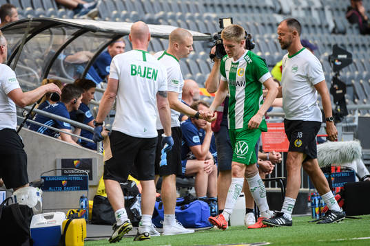 Hammarbys Aron Johansson lämnar planen