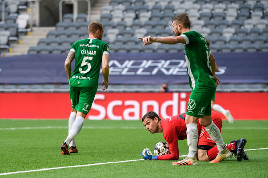 Hammarbys målvakt Davor Blazevic med en räddning
