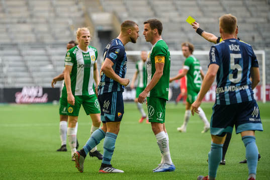 Djurgårdens Jesper Karlström i dispyt med Hammarbys Jeppe