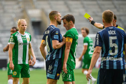 Djurgårdens Jesper Karlström i dispyt med Hammarbys Jeppe