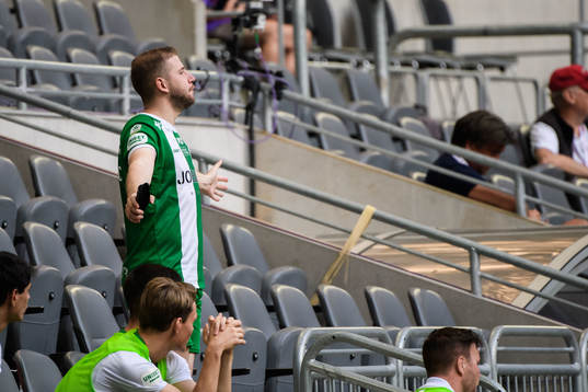 Hammarbys Darijan Bojanic jublar på bänken