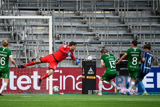 Hammarbys målvakt Davor Blazevic släpper in 1-2