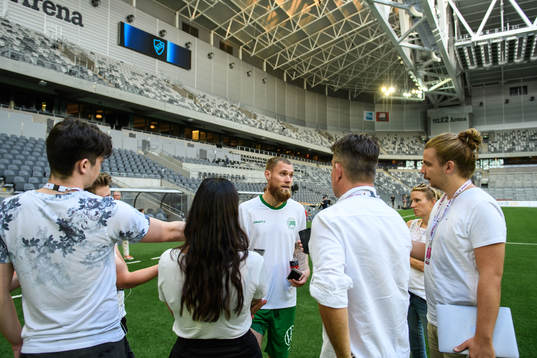 Hammarbys David Fällman blir intervjuad i