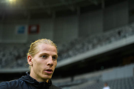 Hammarbys Gustav Ludwigson blir intervjuad i