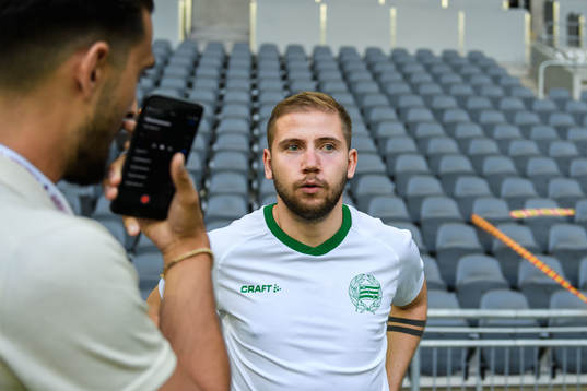Hammarbys Darijan Bojanic blir intervjuad i